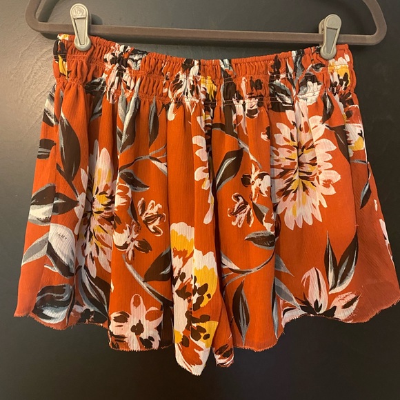 BNWOT - Tularosa Floral Smocked Waist Short MD - Picture 5 of 9